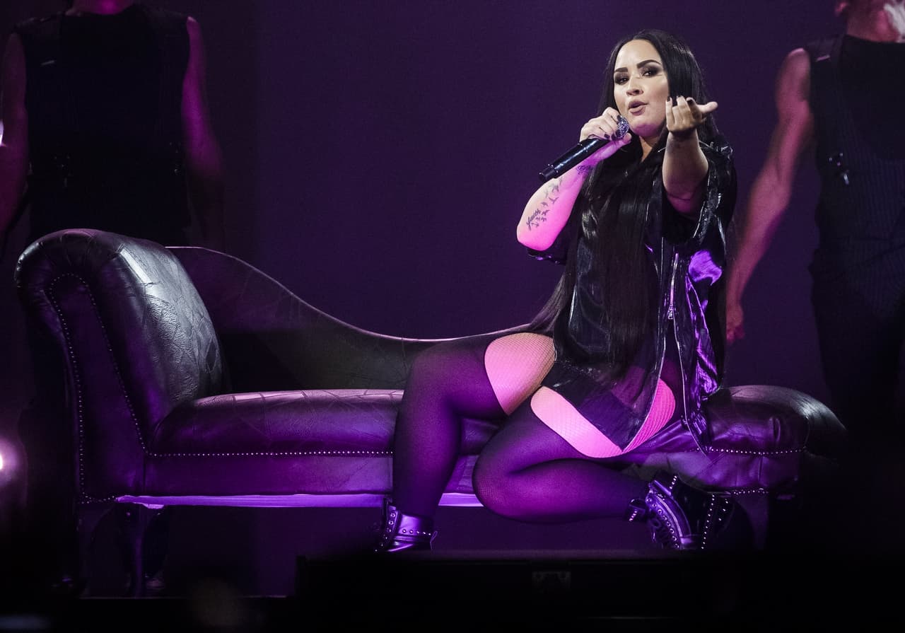 Hacía ya unos días que la cantante advertía en sus redes sociales que compartiría pronto su "verdad". El 29 de mayo publicó en su 
<b><a href="https://twitter.com/ddlovato/status/1001545102773415937">Twitter</a></b> “algunos de ustedes
<b> no entenderán mi verdad</b>, 
<b>pero esa soy</b> yo... tómalo o déjalo”.