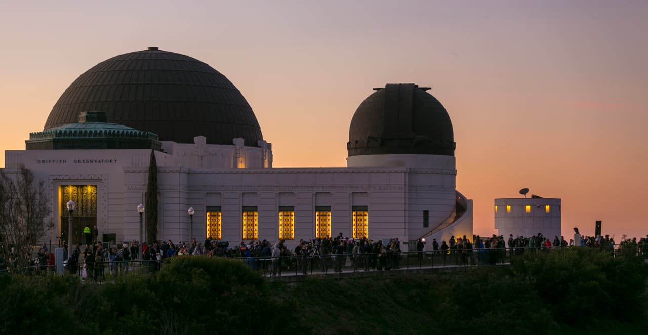 <b>El Griffith Observatory</b>
<br>Lo puedes visitar hasta las 10:00 pm y está localizado en el 2800 E Observatory Rd, Los Angeles, CA 90027.
<br>
