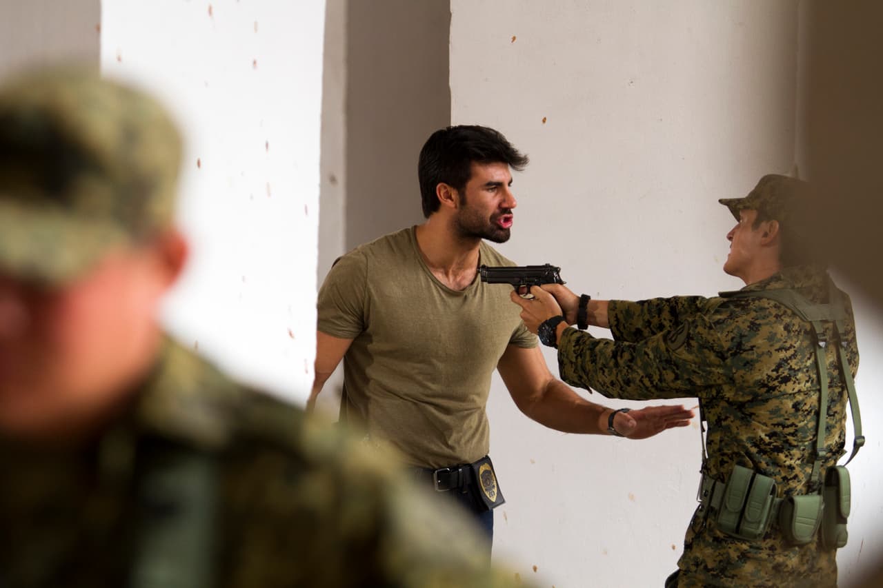 Para su buena suerte,
<b><a href="http://www.univision.com/series/la-piloto/juan-eduardo-colucho-es-dave">Dave</a></b> localizó el cuartel, pues tras
<b><a href="http://www.univision.com/series/la-piloto/la-piloto-dave-descubrio-que-yolanda-esta-viva-y-secuestrada-en-colombia-escena-del-dia-video">interrogar a Salvador Moreno se enteró que estaba viva</a></b>.