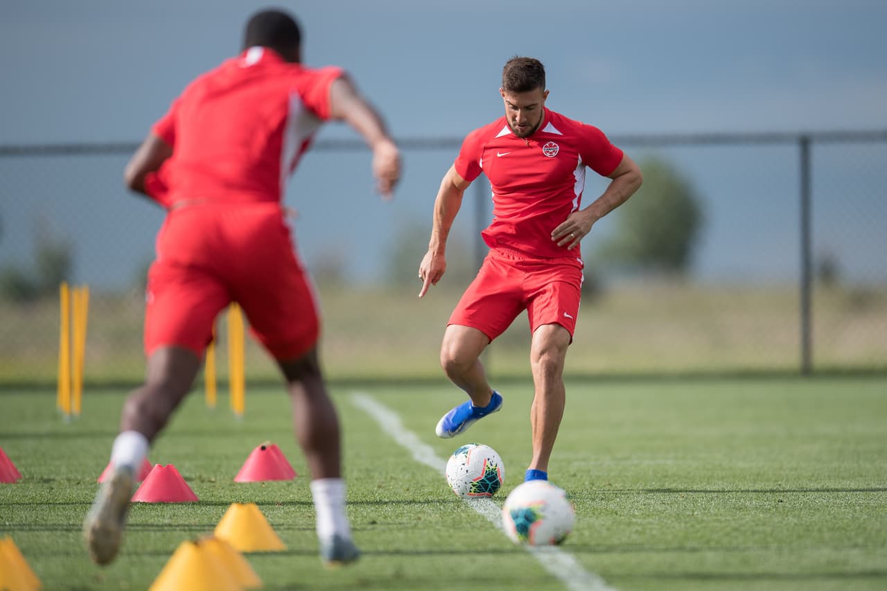Bajo las órdenes de John Herdman, entrenador de la selección de Canadá, el equipo de la hoja de maple se entrenó para cerrar su preparación de cara a su importante partido ante México por la Copa Oro que se efectuará este miércoles en Denver. Jugadores jóvenes muy interesantes y con enorme potencial que militan en las mejores ligas europeas, son la parte medular de un equipo canadiense que, por lo visto, busca hacerle partido al Tri en el renglón de lo físico y el desgaste por correr en todo el campo.
