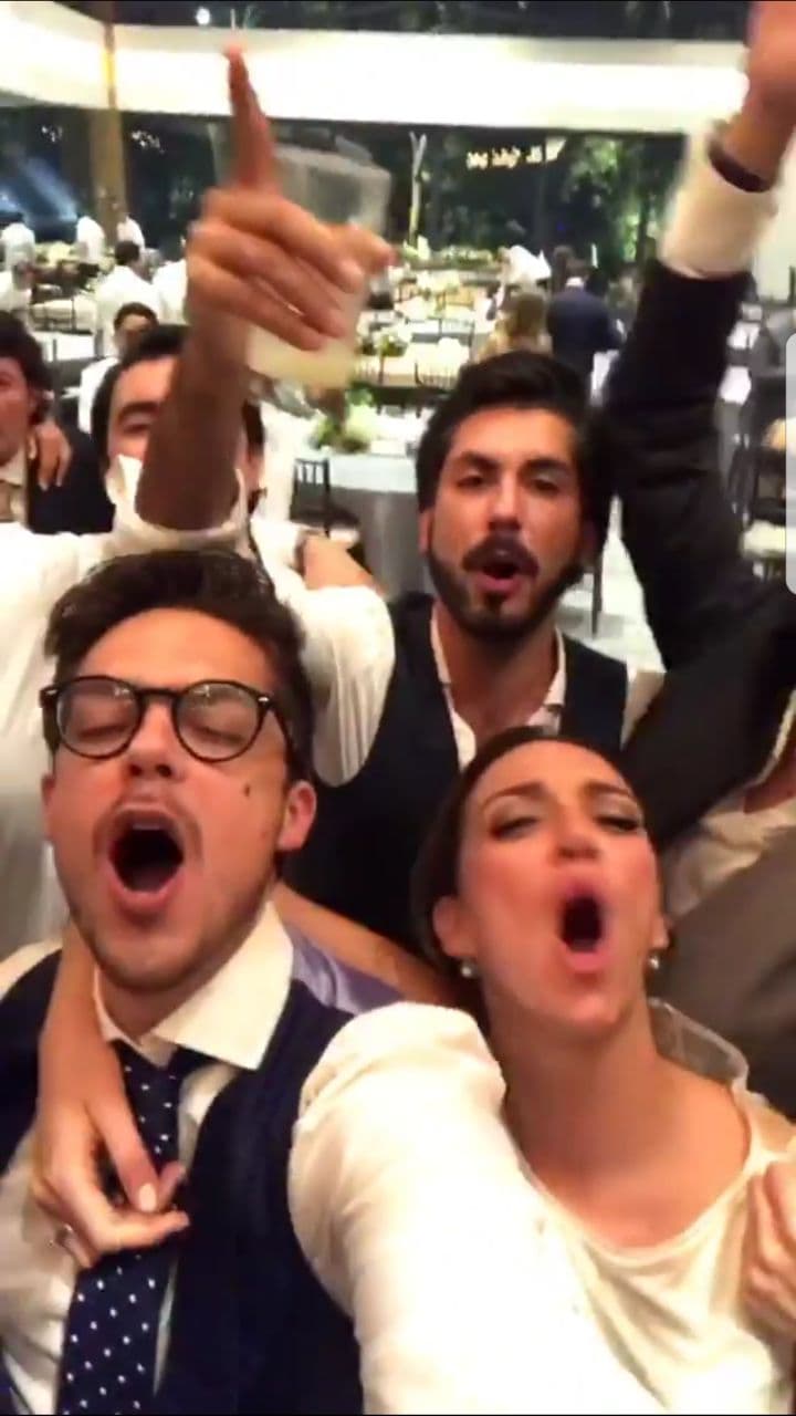 Cantaron toda la noche rodeados de sus amigos.