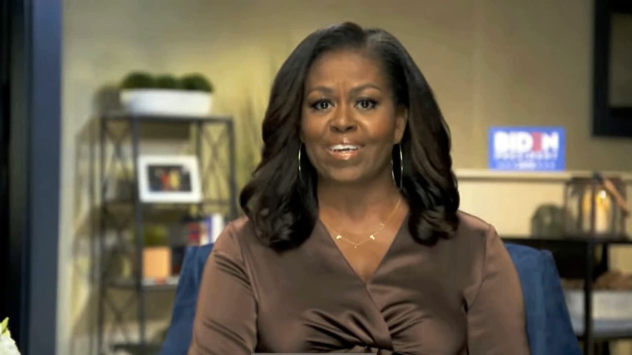 En esta imagen del video, la ex primera dama 
<b><a href="https://www.univision.com/temas/michelle-obama">Michelle Obama </a></b>habla durante la primera noche de la Convención Nacional Demócrata. Ella fue la última oradora de la noche, la más esperada. 
<b>"Donald Trump es el presidente equivocado para nuestro país. Él simplemente no puede ser lo que nosotros necesitamos que sea para nosotros. Es lo que es", dijo. </b>