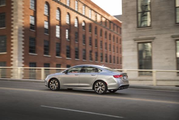 Medianos Precio Moderado: Chrysler 200 2015- Además de sus virtudes mecánicas, el Chrysler 200 2015 ofrece cualidades avanzadas de protección y seguridad. Las innovadoras características de prevención de accidentes incluyen advertencia de salida del carril disponible con asistencia para mantenerse en el carril, control de velocidad adaptable con función Stop and Go, advertencia de colisión frontal disponible con freno activo y asistencia para estacionar en paralelo con detención total y en perpendicular.