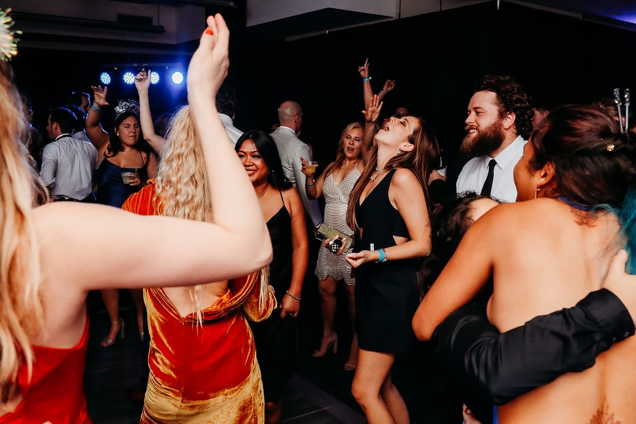 <b><a href="https://rockytopcatering.com/">New Year's Eve Gala at North Carolina Museum of Natural Sciences</a></b>. Esta gala de traje y corbata con todo incluido cuenta con cuatro pisos de comida deliciosa, bares abiertos, cócteles artesanales, DJs y la banda de covers de los 80 The Breakfast Club.