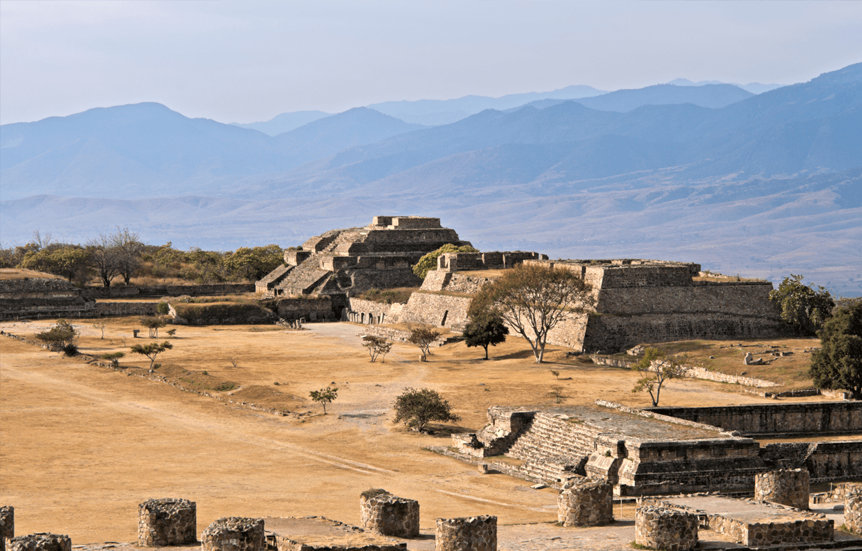 Monte Albán, una de las ciudades más importantes fundada por zapotecas.