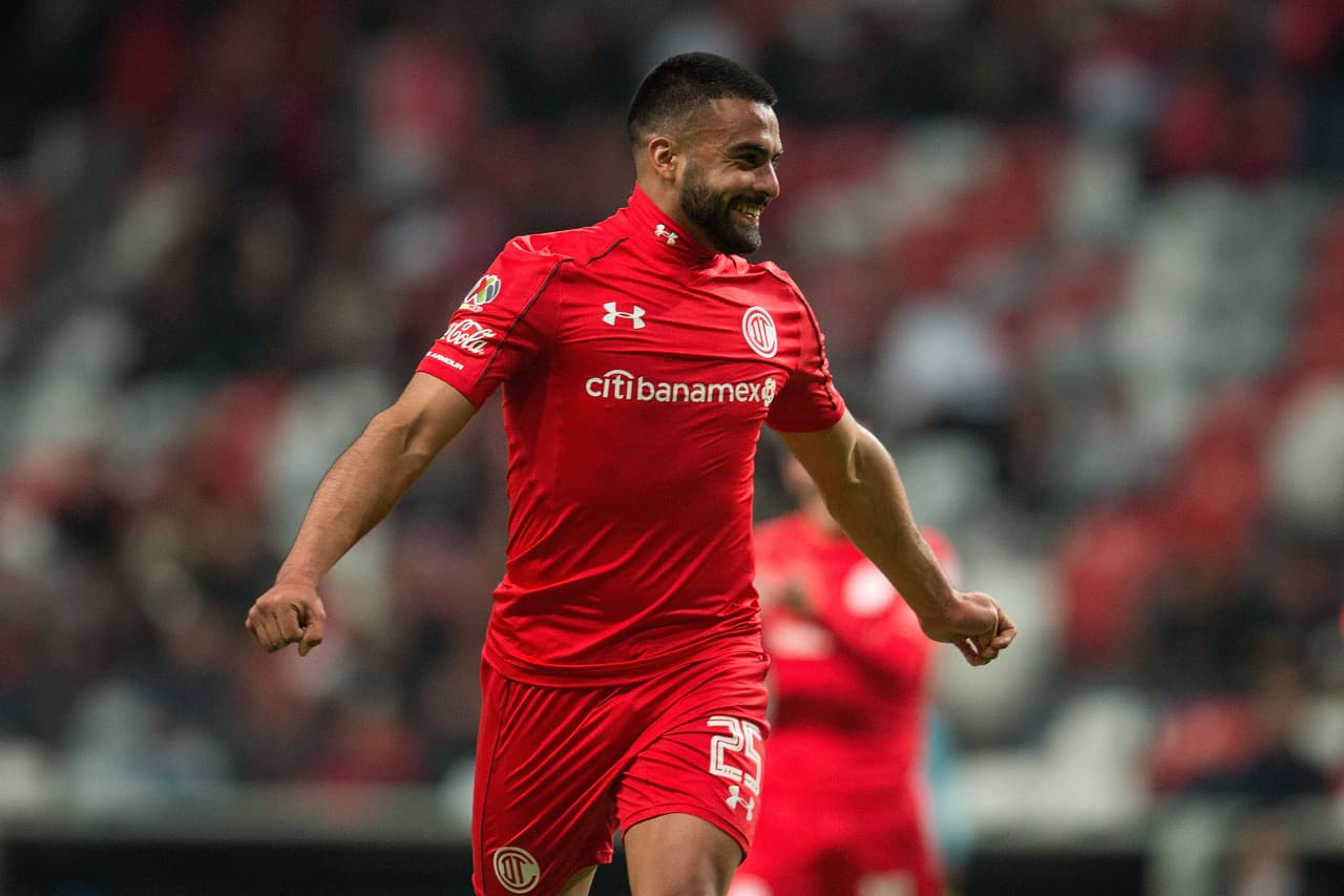 El delantero se destapó con un doblete y le dió el primer triunfo a los escarlatas en Copa MX.