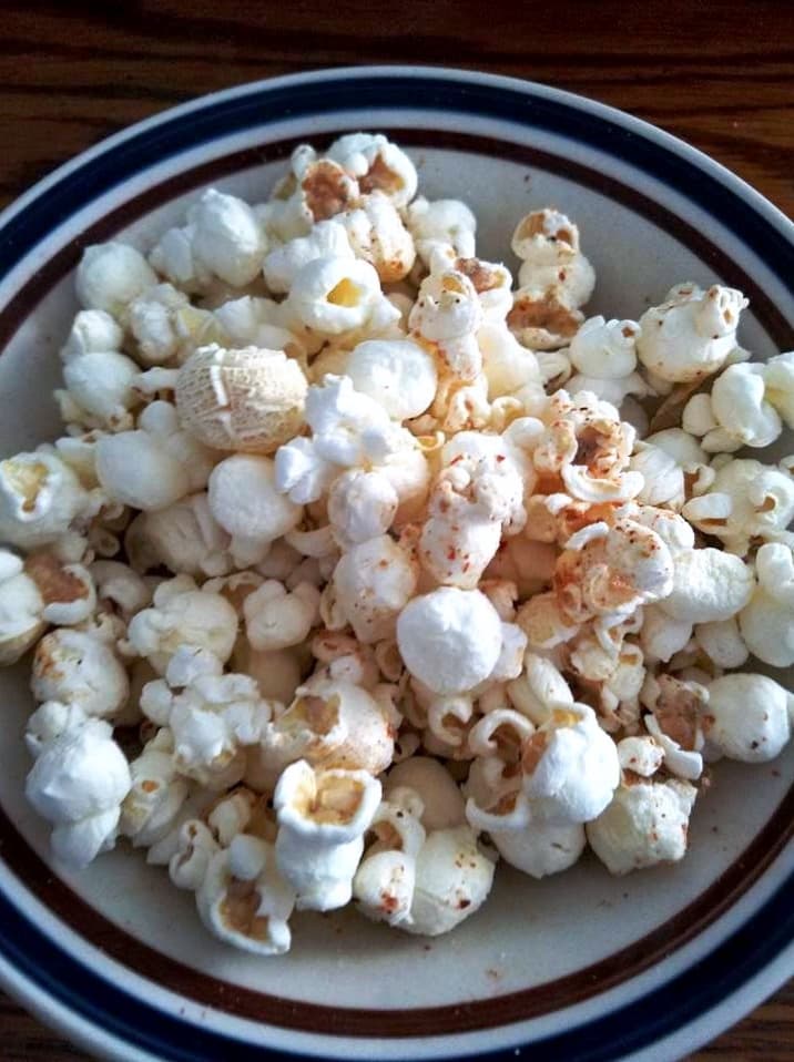 Palomitas de maíz bajas en grasa y sal, preparadas por Lupita Huerta.