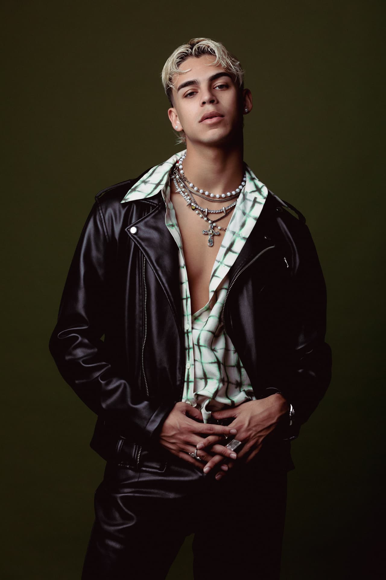 <b><h3 class="cms-H3-H3">Robi</h3></b>
<br>Cantará junto a Alejo y Feid el tema ‘Pantysito’, el cual será un estreno en televisión aunque ya es todo un éxito en plataformas con 100 millones de reproducciones en Spotify y 40 millones en YouTube. El originario de Carolina, Puerto Rico, ha demostrado ser un innovador de la música y la cultura latina, sumergiéndose dentro y fuera del pop, el reggaetón, el urbano e incluso el punk.
<br>