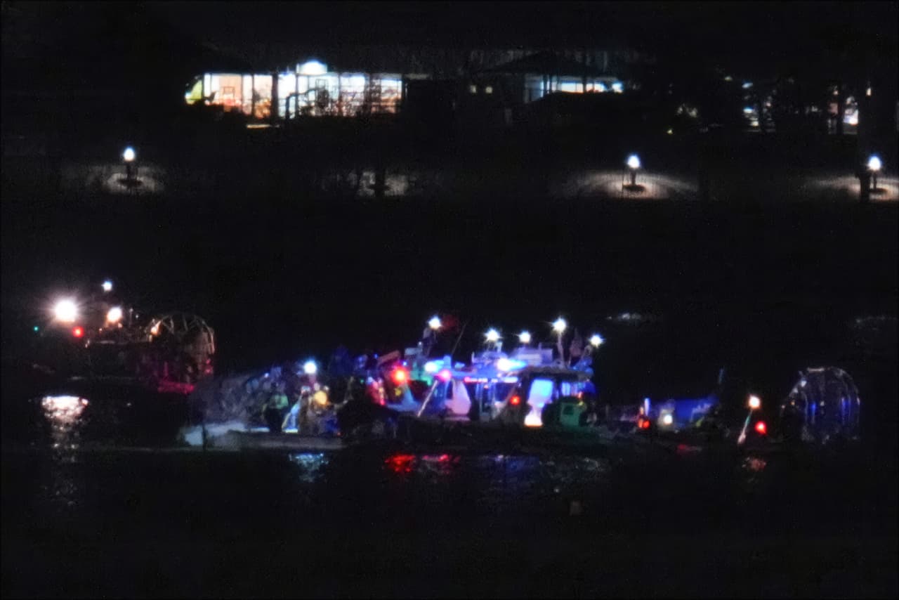 Múltiples equipos de rescate, incluyendo helicópteros de la Policía de Parques de EEUU, el Departamento de Policía Metropolitana de D.C. y militares estadounidenses, acudieron a la escena del accidente en el río Potomac.