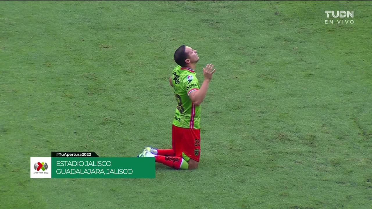 Arranca el partido y la pelota está en juego.