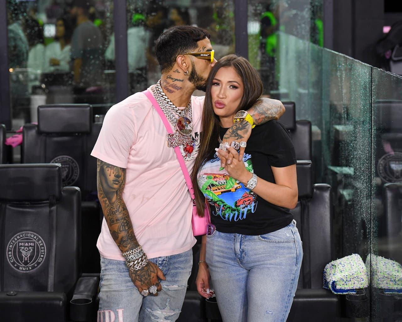 En medio de esa euforia, Anuel apareció muy sonriente y 'comiéndose' a besos a su nueva pareja, con quien se deja ver cada vez más en público. 
<br>