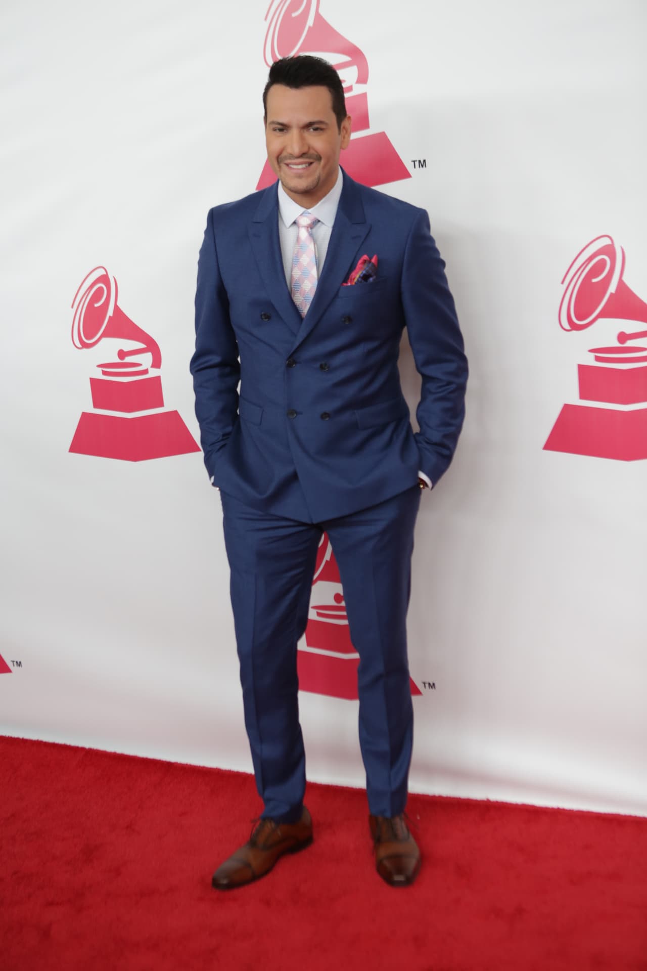 Una alfombra donde predominó la pureza del blanco, así estuvo la ceremonia de Persona del Año donde el homenajeado fue Roberto Carlos.