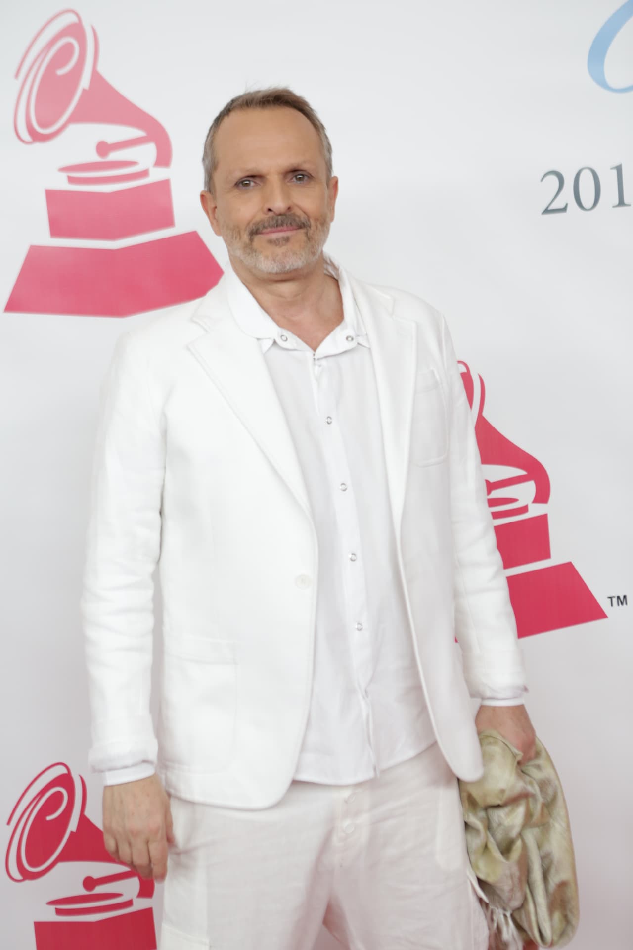 Una alfombra donde predominó la pureza del blanco, así estuvo la ceremonia de Persona del Año donde el homenajeado fue Roberto Carlos.