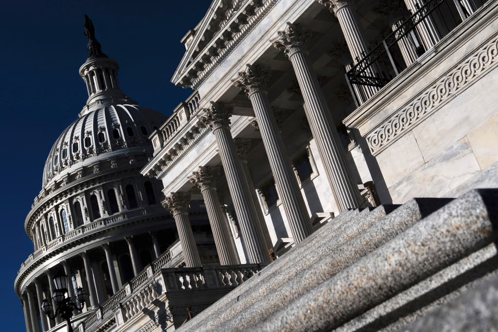 El Congreso debe aprobar pronto fondos que eviten un 'cierre' del gobierno. Pero ha surgido un obstáculo nuevo