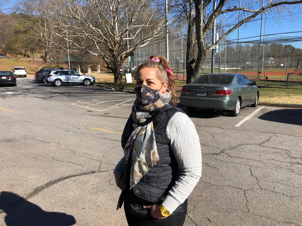 Paige Lovin habla sobre los votos por los demócratas 
<a href="https://www.univision.com/local/atlanta-wuvg/elecciones-estados-unidos-2020/jon-ossoff-el-periodista-investigativo-que-quiere-llegar-al-senado-para-luchar-por-la-justicia">Jon Ossoff </a>y 
<a href="https://www.univision.com/local/atlanta-wuvg/elecciones-estados-unidos-2020/raphael-warnock-el-candidato-democrata-quiere-llevar-la-plataforma-progresista-al-senado-de-eeuu">Raphael Warnock</a> en Chastain Park en Atlanta el sábado 26 de diciembre de 2020. Muchos votantes en esta área de Atlanta votaron por el demócrata 
<a href="https://www.univision.com/temas/joe-biden">Joe Biden</a>, pero también votaron por los candidatos republicanos al Senado.