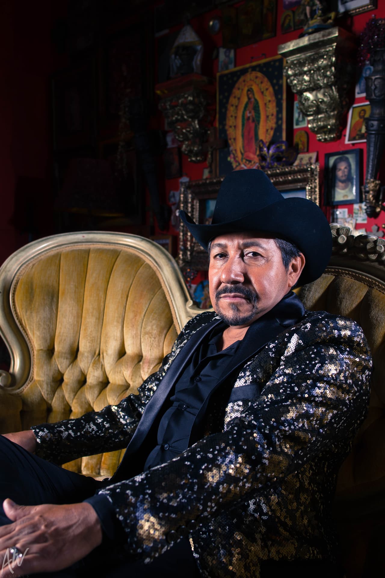 El Feo es el arma secretea del clan, ya que con su simpatía y humor, conquista a cualquiera.