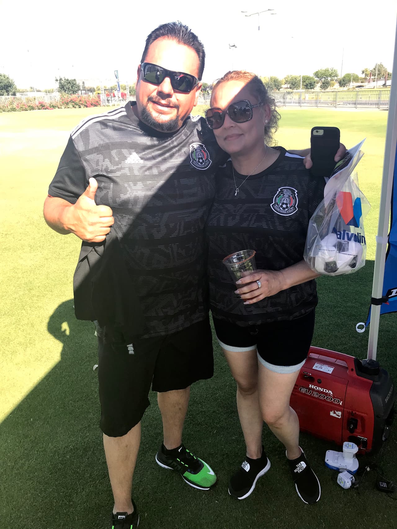Victor Weissl y su esposa manejaron desde Kansas para ver el partido en Arizona.
<br>
