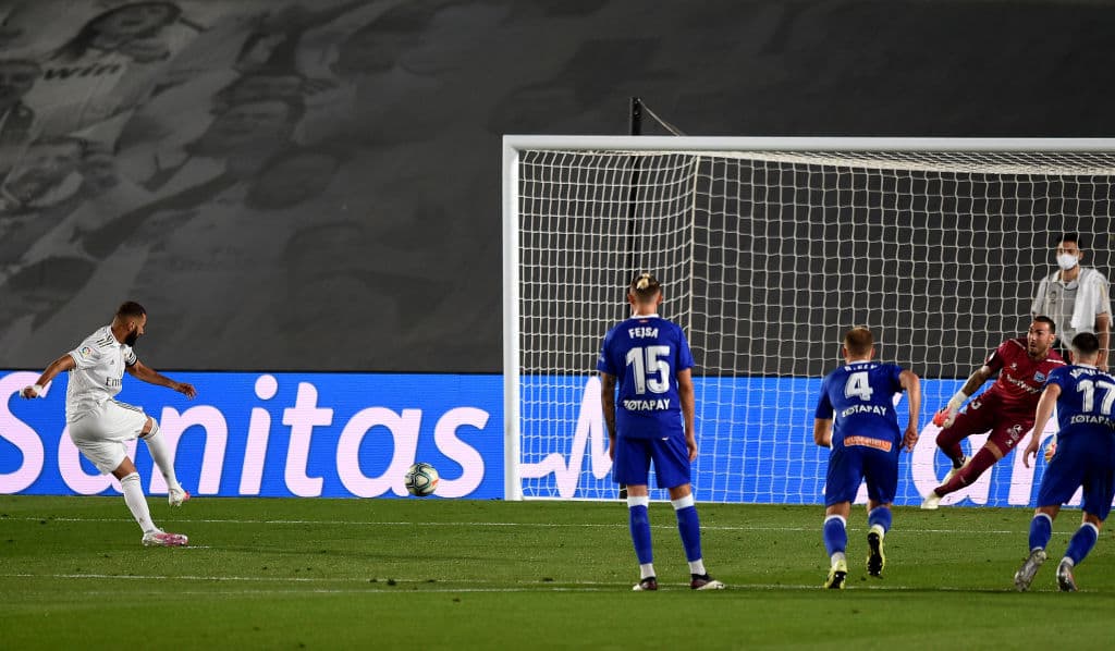 Apenas ocho minutos después, el colegiado señaló falta dentro del área sobre Mendy. Benzema (11’) cobró el penal y mandó guardar el balón al fondo del marco que defendía Roberto.