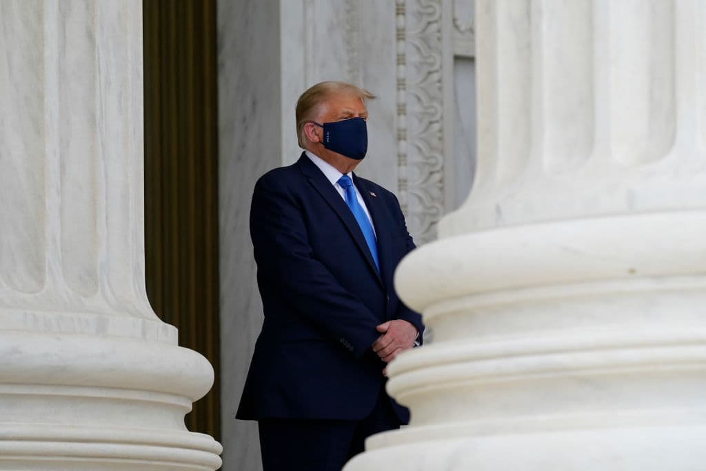 Además, se ha negado durante meses en utilizar el cubrebocas, a pesar de todas las recomendaciones de los expertos. “Yo solo llevo mascarillas cuando hace falta, no como él (haciendo referencia a Biden) que se la pone, aunque la persona con la que esté hablando está a 200 pies".