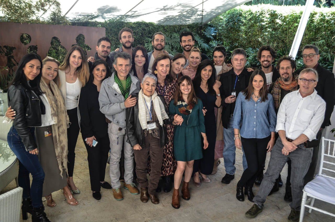 Después de que el padre de una joven rica y la exnovia de un policía honesto sean asesinados en extrañas circunstancias, investigarán la misteriosa relación para descubrir la verdad. Juntos descubrirán poderosos secretos que los introducirán a un mundo de corrupción, mientras luchan por defender su amor y aprender a confiar el uno en el otro. 
<br>