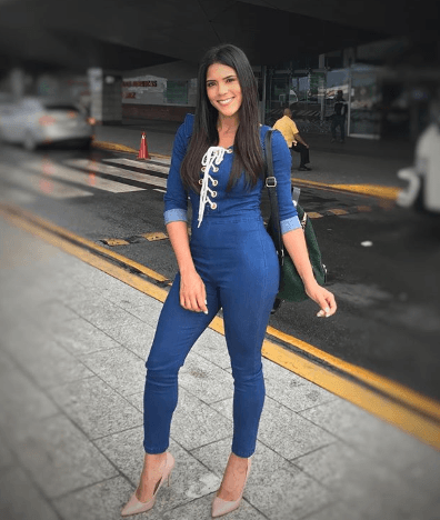 Los diseños en este tono y con algún toque de otro color, te harán lucir coqueta y elegante.