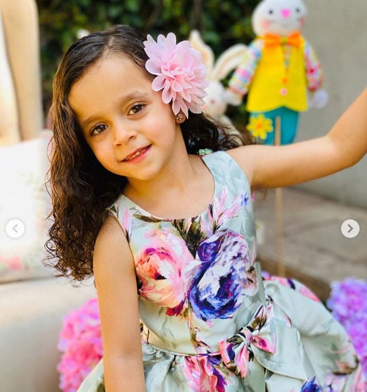 Después 
<b><a href="https://www.univision.com/famosos/en-video-la-primera-y-muy-breve-entrevista-de-elizabeth-alvarez-a-maxima-su-hija-con-jorge-salinas-video" target="_blank">nació Máxima</a></b>, ella midió un centímetro menos que su hermano.
<br>