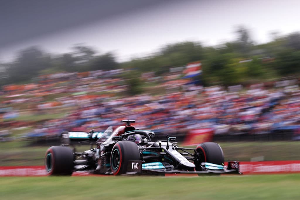 Esteban Ocon es campeón del Gran Premio de Hungría. La carrera se vio accidentada y detenida con bandera roja cuando Bottas se deslizó hacia la parte trasera del McLaren de Norris, quien se inclinó hacia el auto de Verstappen, y Bottas se estrelló contra el segundo Red Bull de Sergio Pérez. Stroll intentó zambullirse por el interior en la curva 1, pero golpeó el Ferrari de Charles Leclerc, que a su vez chocó contra Ricciardo. Vettel fue segundo y Hamilton consiguió la tercera posición.