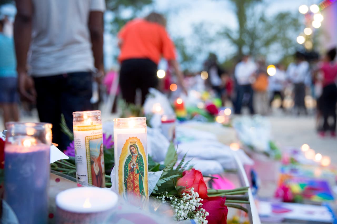 Flores, papeles, carteles y velas con la figura de la virgen de Guadalupe, en el atar improvisado del Dr. Phillips Center for the Performing Arts.