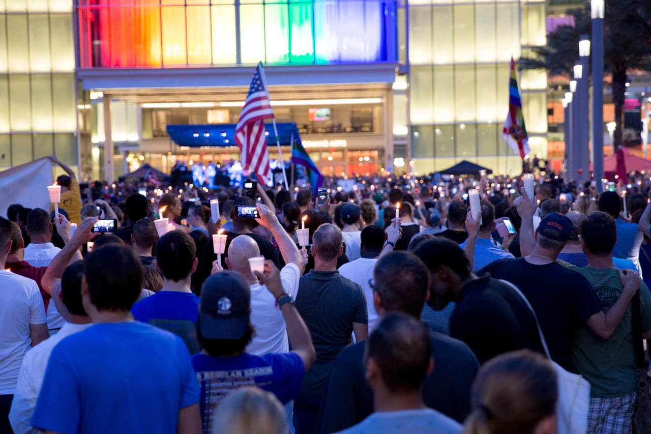 Banderas de Estado Unidos y banderas del movimiento LGBT presentes en la manifestación