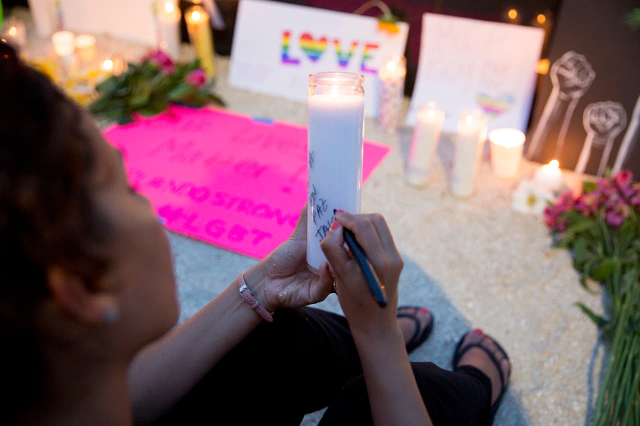 Mensajes escritos en papeles, tarjetas y velas, eran dejados en el altar.