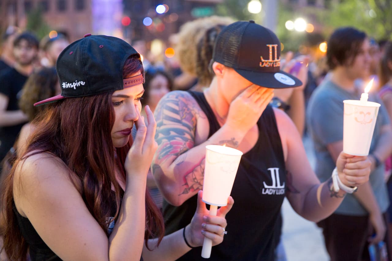 Varios asistentes visiblemente afectados por la tragedia.