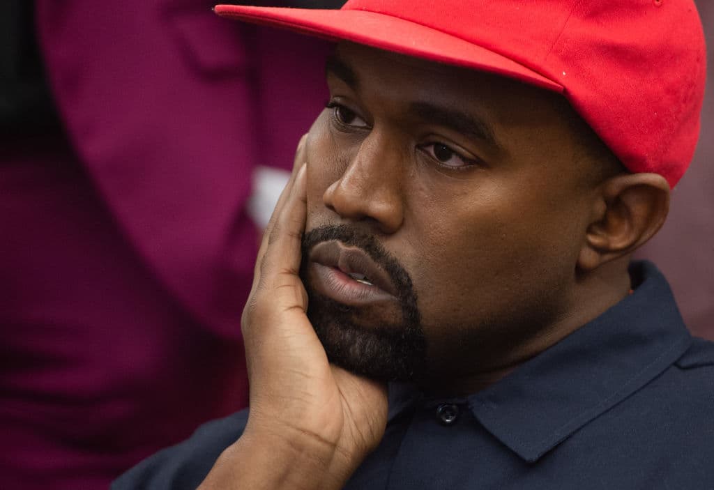 Luego, Kanye reveló en Twitter que había tratado de divorciarse de ella en "varias ocasiones" y aseguró que ella y Kris Jenner querían "encerrarlo", tras las acusaciones Kim habló de la bipolaridad de su esposo, quien después del episodio le ofreció disculpas.