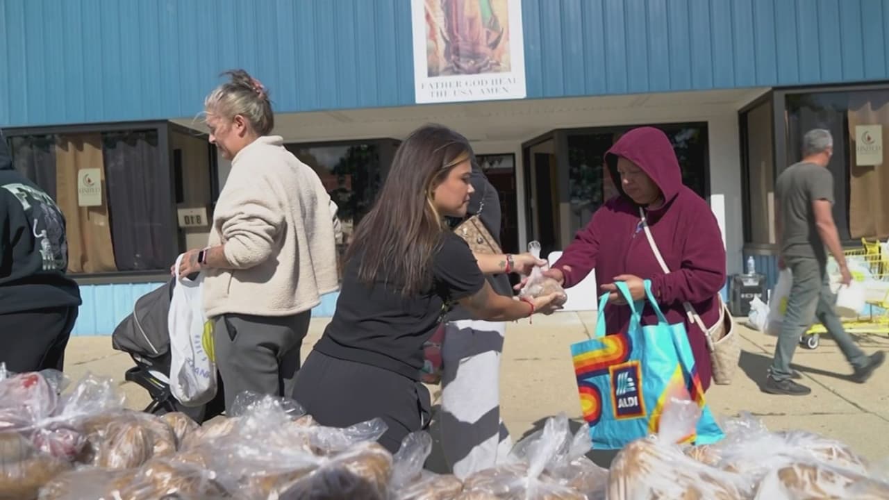 Voluntarios en Illinois llevan comida a inmigrantes que temen ser detenidos en redadas de ICE