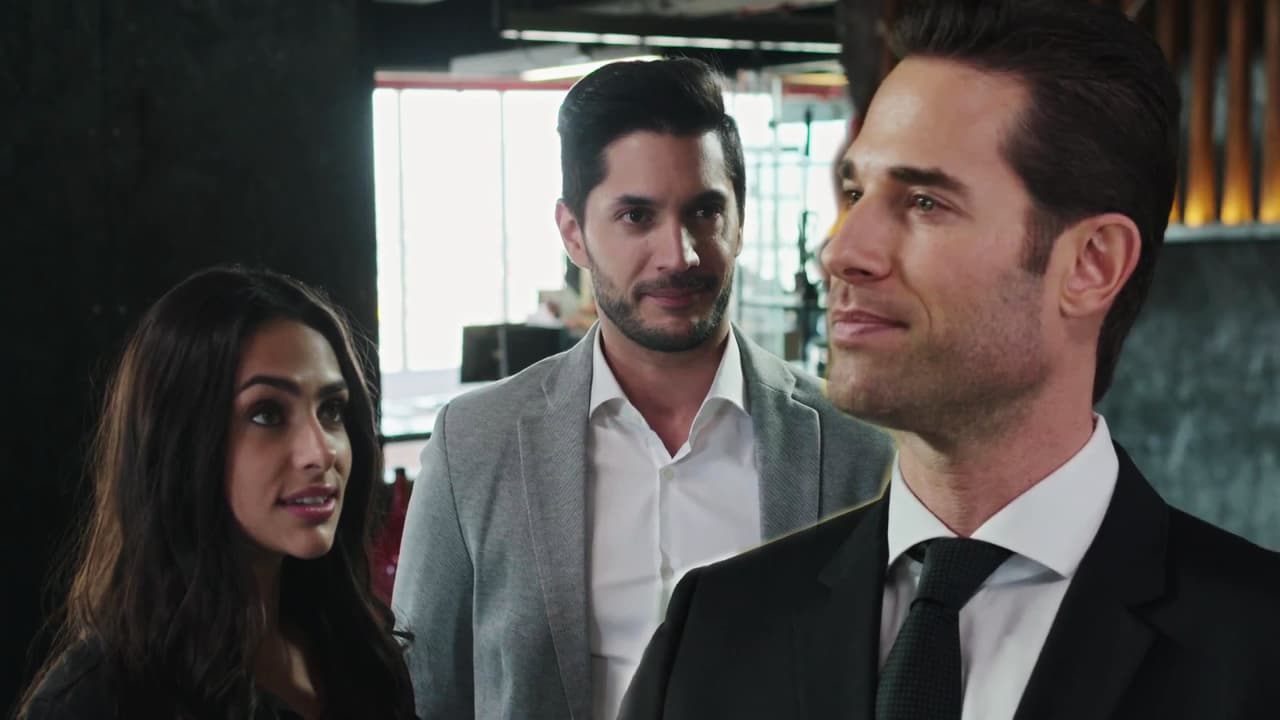 Después de enterarse de que Miguel se sentía bien al lado de Jimena, Adela vivió un momento muy incómodo, pues Víctor y Miguel se conocieron finalmente. Al hablar brevemente con él, Miguel no pudo ocultar sus celos.