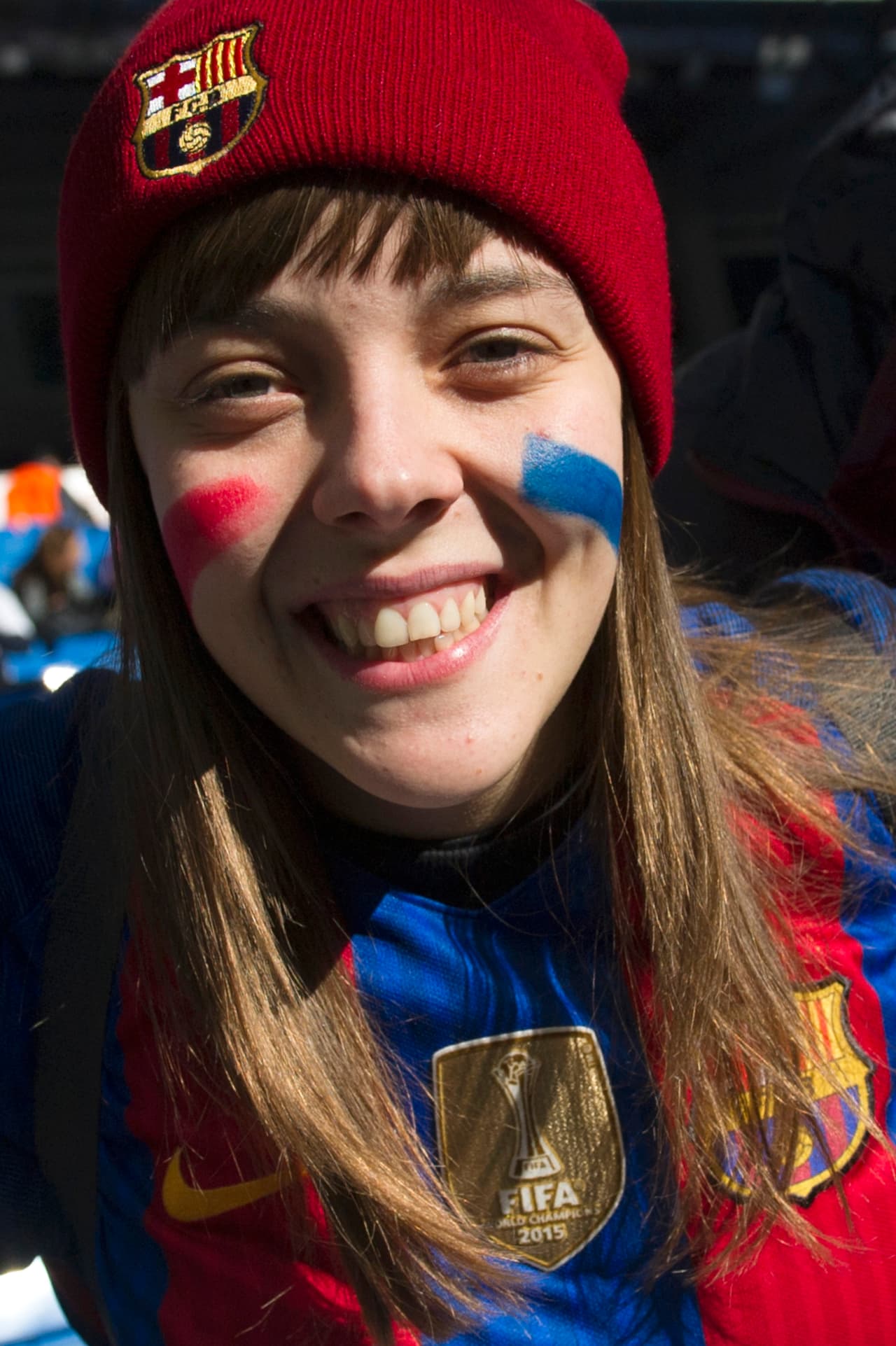 Madrileños, catalanes, extranjeros, en familia, con amigos, todos llegaron con el buen ánimo al estadio de Chamartín para vivir un Clásico Real Madrid-Barcelona más en la previa de la Navidad.