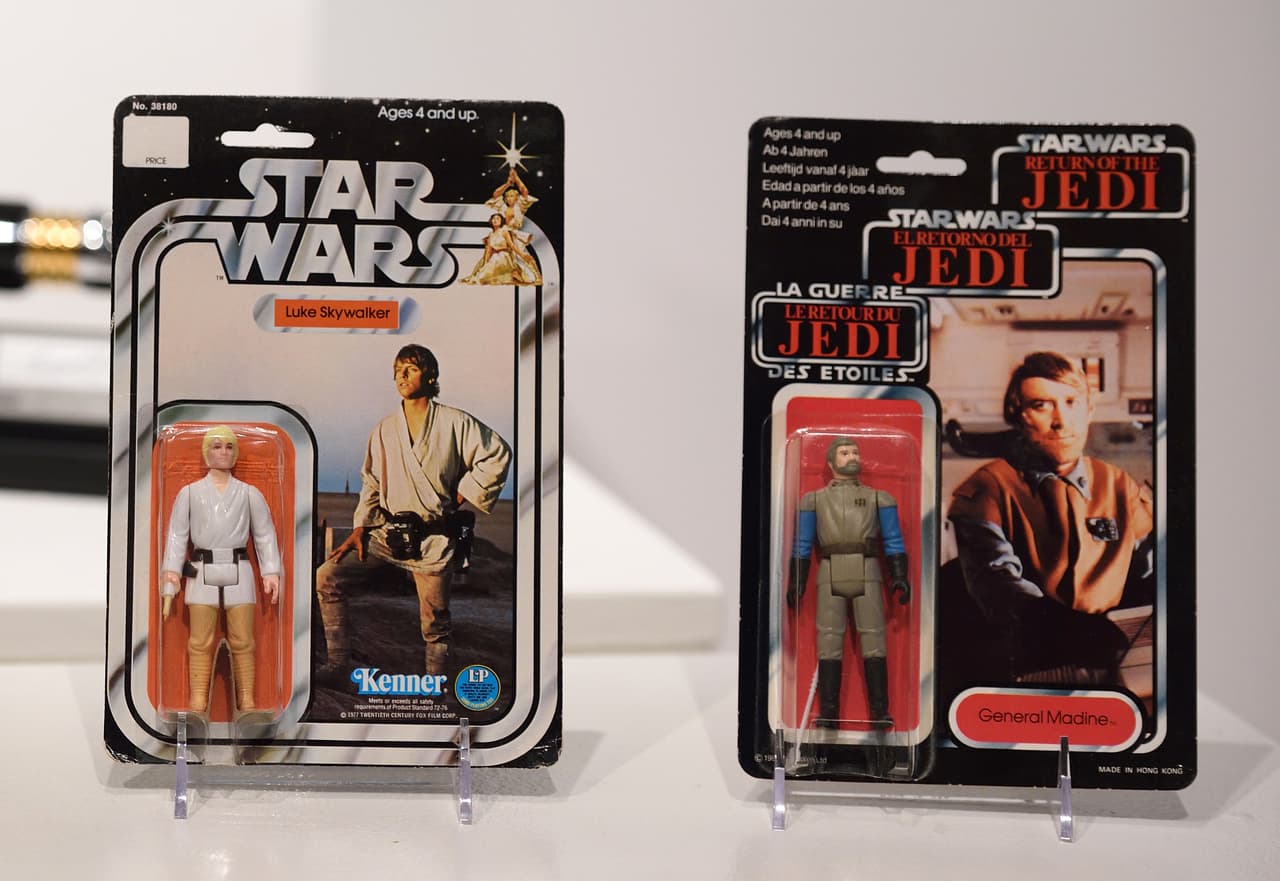 <h3 class="cms-H3-H3">8. StarWars, figuras de acción: Luke Skywalker de 1978</h3>
<br>
<br>Las figuras de acción de la franquicia de Star Wars pueden alcanzar un alto valor en las subastas, particularmente si mantienen su paquete original. Un coleccionista japonés decidió subastar su “Luke Skywalker” de 1978 en 2015, y alcanzó un precio de 25,000 dólares. La colección entera se vendió por medio millón de dólares. 
<br>