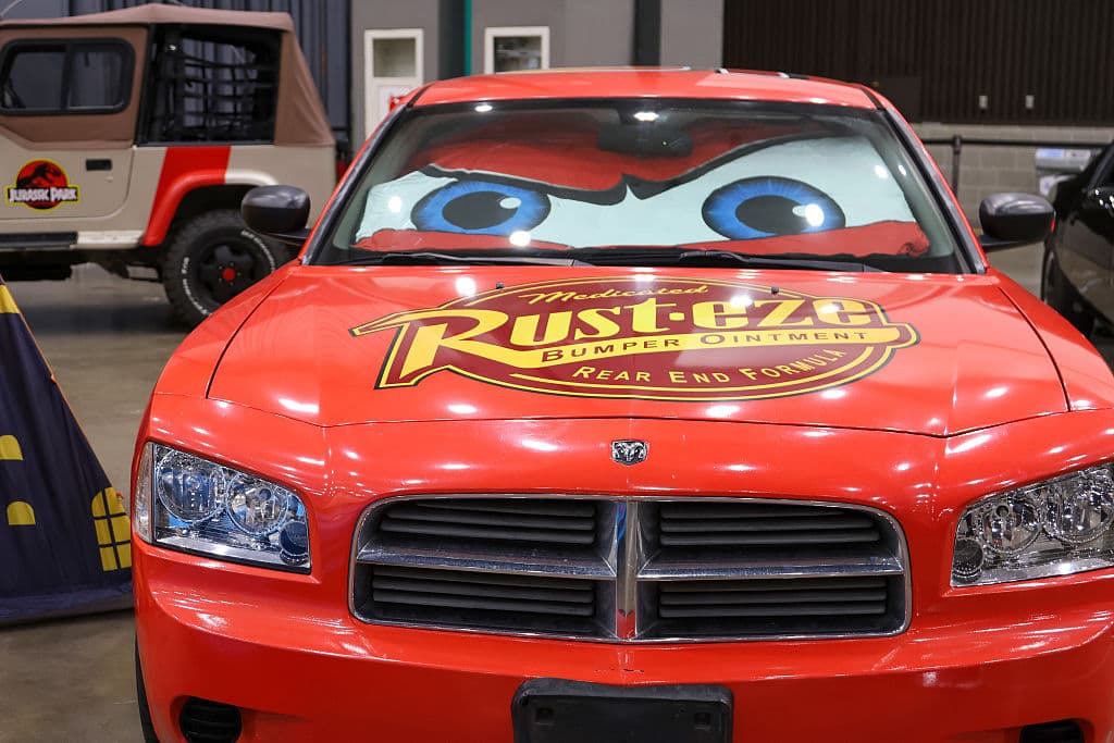 El icónico Lightning McQueen deslumbra en LA Comic Con 2025: el legendario auto rojo de Pixar exhibe su característico "95" y sonrisa reluciente en el Convention Center de Los Ángeles. La presencia del campeón de la Copa Pistón atrae a familias enteras que crecieron con sus aventuras en Radiator Springs.
