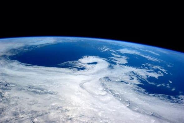 Nubes rebeldes con Irlanda en el horizonte. Fotos de Reid Wiseman