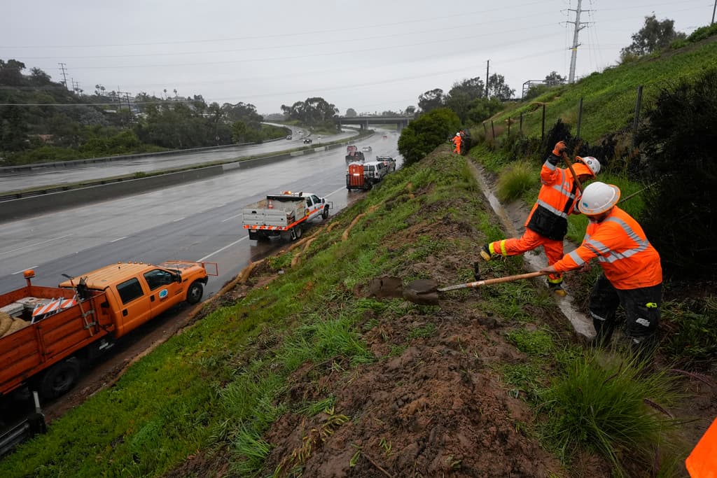 En otra zona de San Diego, trabajadores limpiaban canales y hacían ajustes para evitar que estas lluvias causaran más daños.