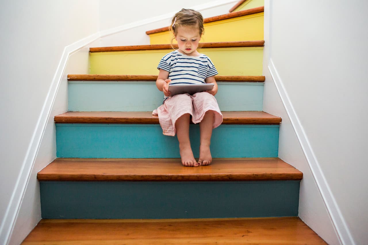 <b>Los preescolares ven 4,5 horas de televisión al día como media,</b> indican los pediatras. Esto a pesar de que numerosas investigaciones relacionan el consumo de televisión con una vida sedentaria y mayores riesgos de obesidad, entre otros problemas.