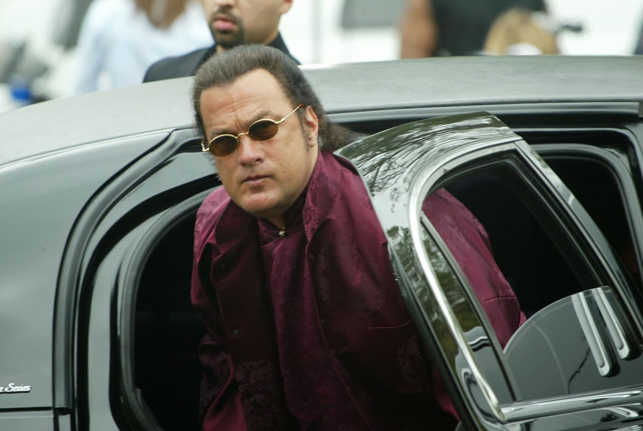"Me violó y yo era virgen": mormona señala al actor Steven Seagal como su agresor sexual
