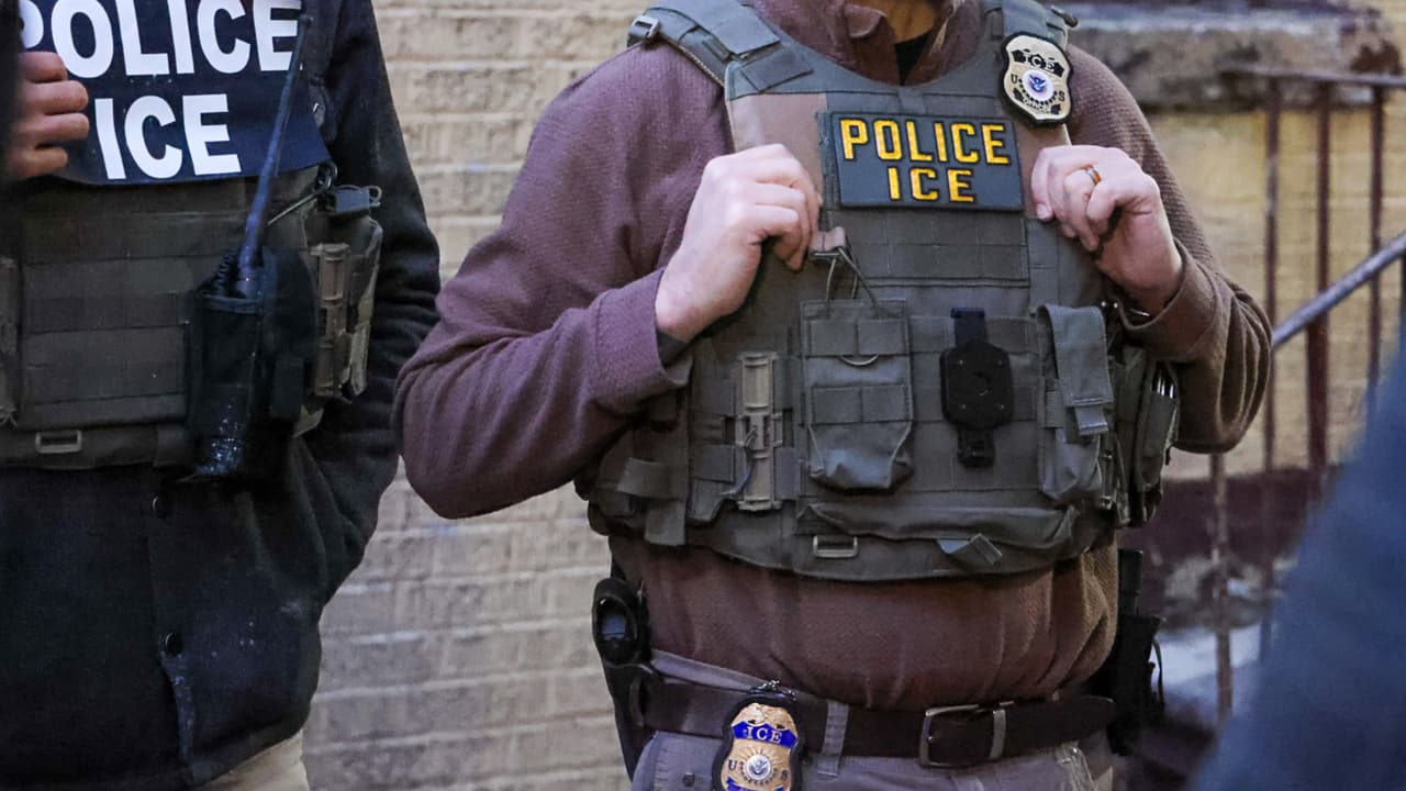 Firman acuerdo DPS y ICE para colaborar en la detención de inmigrantes