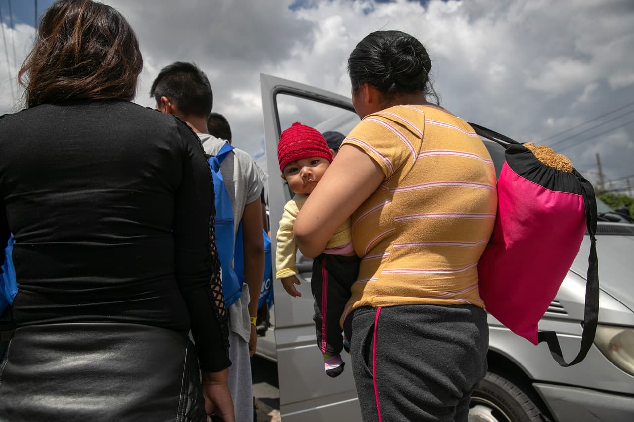 "Llegan con una mano delante y otra detrás", afirma el padre Mauro Verzeletti al referirse a la vulnerabilidad de los migrantes deportados.