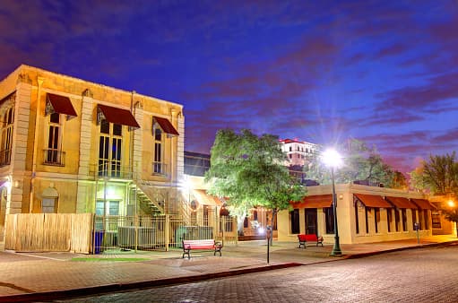 <b>Laredo, Texas</b> 
<br>
<i>Ocupa el puesto número 17 en la lista. </i>
<br>
<br>Porcentaje de población 18-24: 11.3%
<br>Renta mensual promedio: $1,052 
<br>Costo anual de comestibles: $2,392.49 Costo anual de atención médica: $991.88 Costo anual de transporte: $3,201.81
<br>Costo anual de servicios públicos: $1,802.10 Costo anual de necesidades: $21,012.28 Dinero sobrante después de las necesidades: $8,907.72