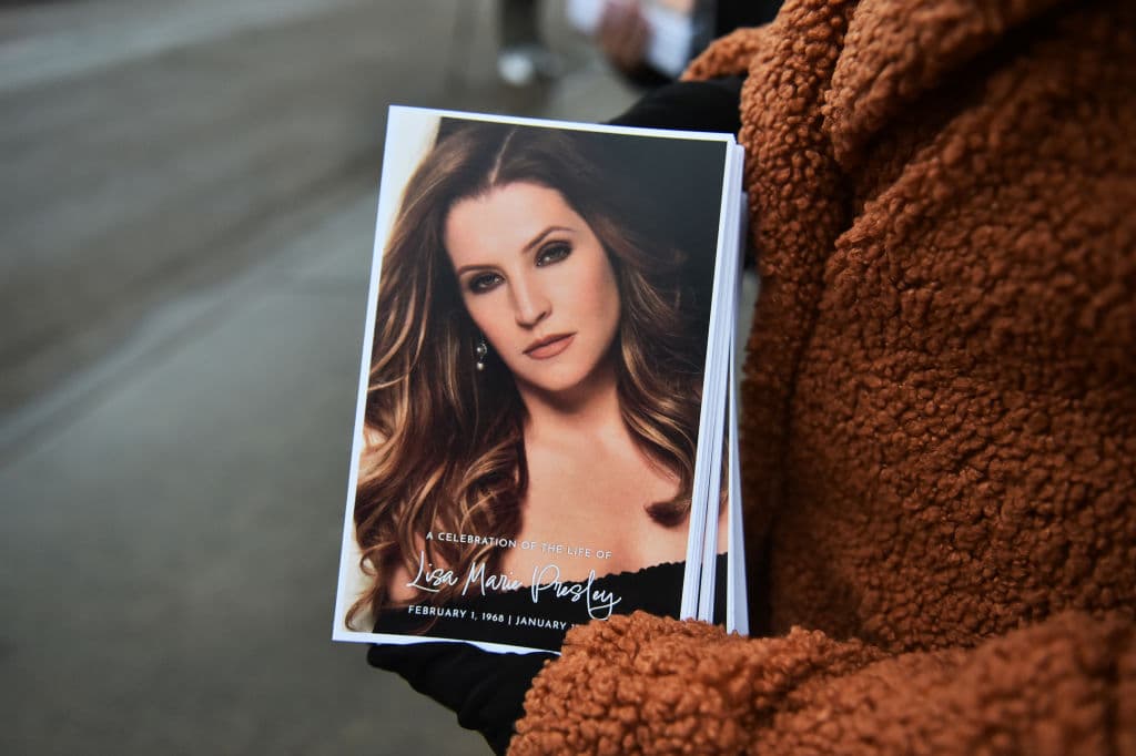 Lisa Marie Presley, la única hija de Elvis Presley, recibió este domingo un último homenaje público en Graceland, la mansión de la familia, en el estado de Tennessee.
