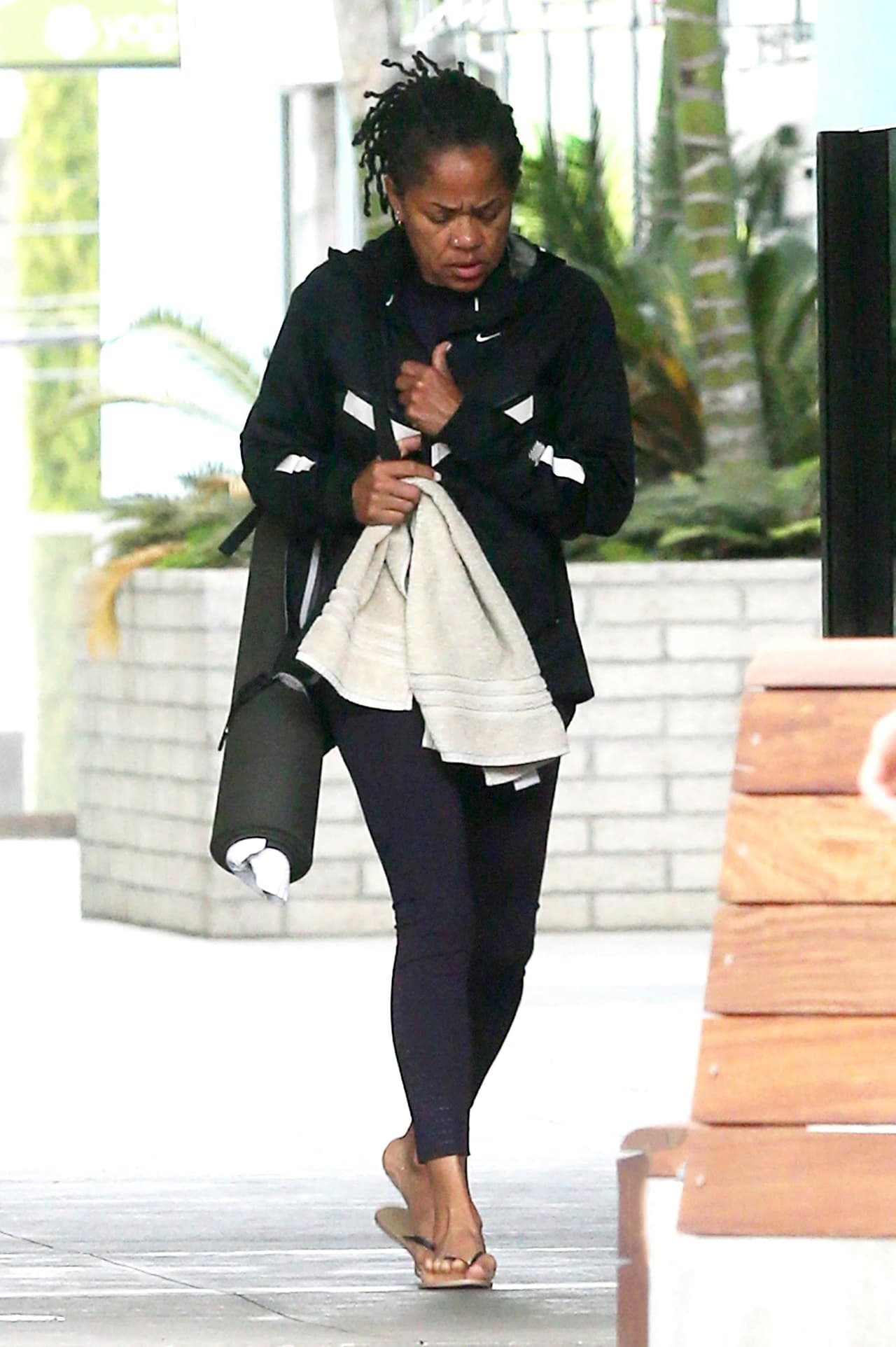 De vuelta a la normalidad. 
<b><a href="https://www.univision.com/estilo-de-vida/bodas/con-o-sin-photoshop-esto-sabemos-de-la-desaparicion-del-piercing-de-la-mama-de-meghan">Doria Ragland</a> </b>se dejó ver en Los Ángeles, California, una semana después de la 
<b><a href="https://www.univision.com/estilo-de-vida/bodas/revive-la-boda-del-principe-harry-y-meghan-markle-asi-te-la-contamos">boda</a></b> de su hija Meghan Markle con el príncipe Harry en el castillo de Windsor, en Inglaterra.