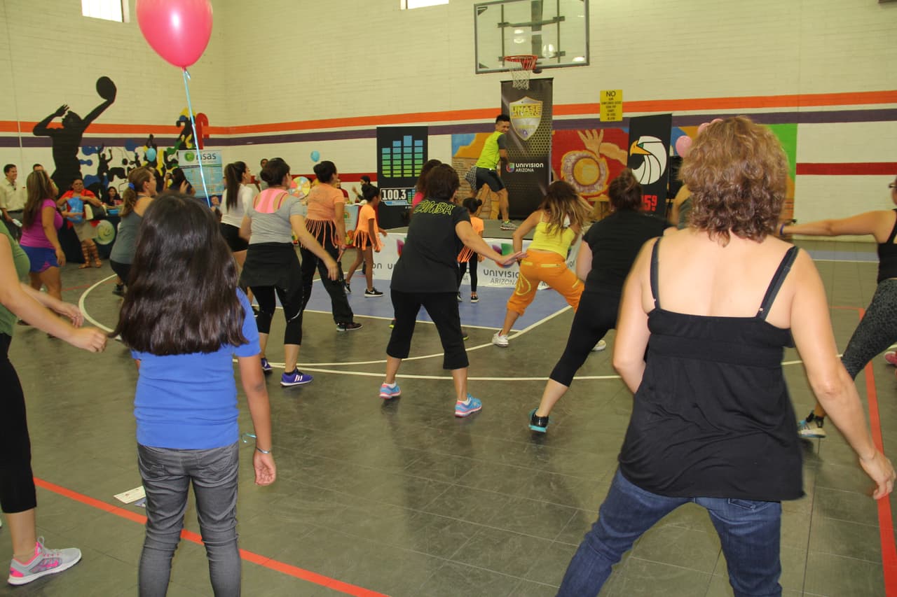 Unas 300 personas asistieron a la feria “Camino a la Salud’, donde se hicieron exámenes gratis, bailaron Zumba y conocieron a la carismática Cecilia Ramírez Harris de Primer Impacto.