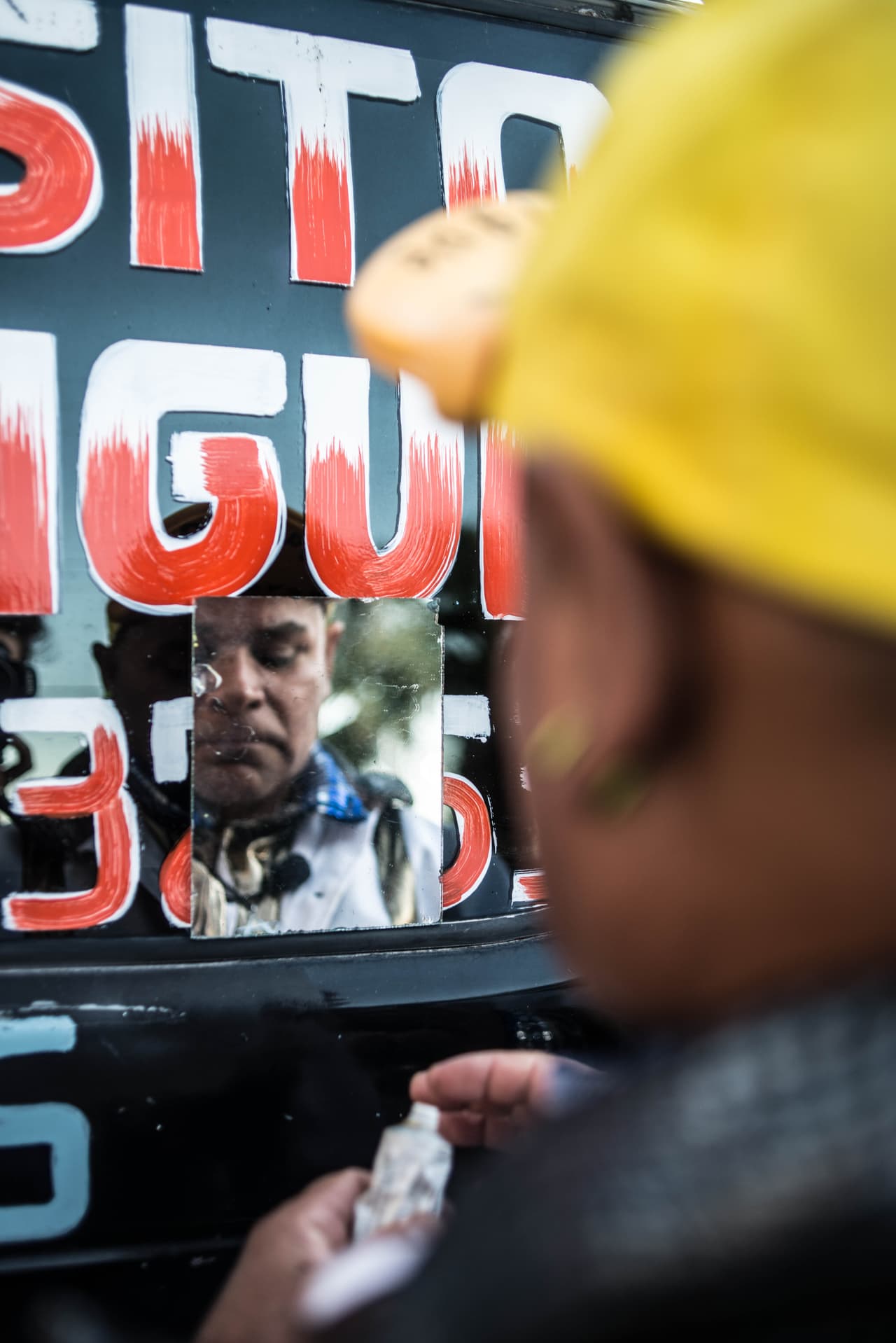 Ha coleccionado sus anécdotas desde que vivía en Veracruz, recortando información de revistas de espectáculos y de chismes como 'Notitas Musicales', memorizando los lugares por los que pasó y repitiendo las anécdotas como si se trataran de episodios que el mismo vivió.