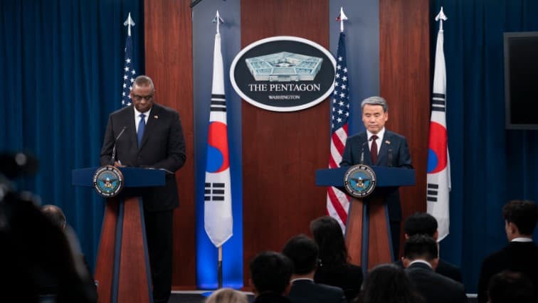 VIDEO: Luego de que Corea del Norte disparara varios misiles al mar, Estados Unidos y Corea del Sur reafirmaron su alianza. El secretario de Defensa Lloyd Austin y su homólogo Lee Jong Sup señalaron que esta unión es con fines estratégicos y “basada en valores compartidos”. 
<br>