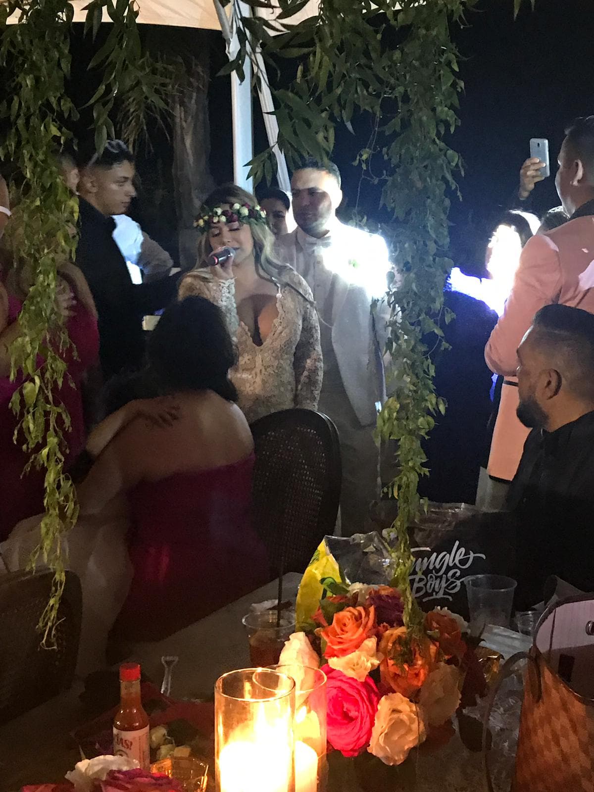 Lorenzo Méndez se mantuvo en todo momento junto a su esposa Chiquis, con quien hace más de tres años comenzó una relación que logró superar altibajos para poder convertirse en familia.